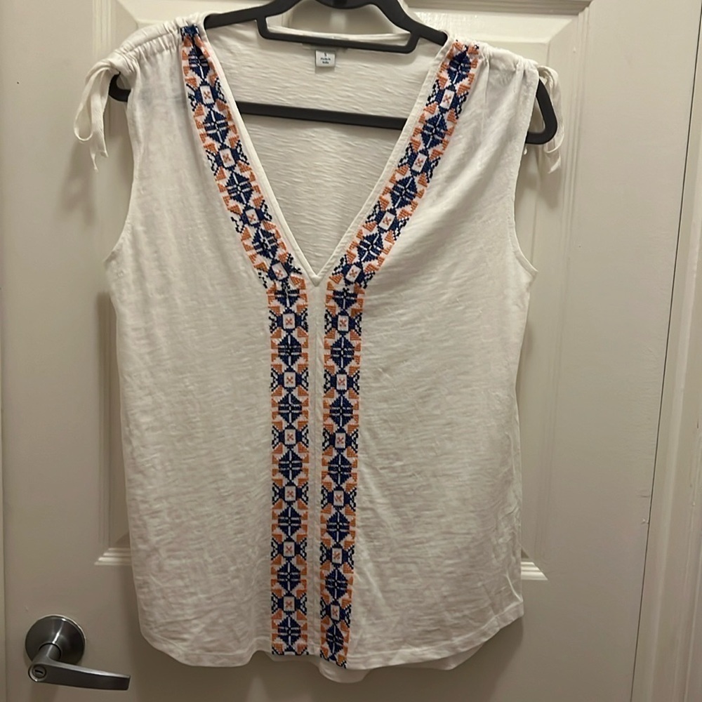 Sundance Cari Top. White. V Neck Embroidered Ruched Shoulder Cotton. EUC. Sz Sm.